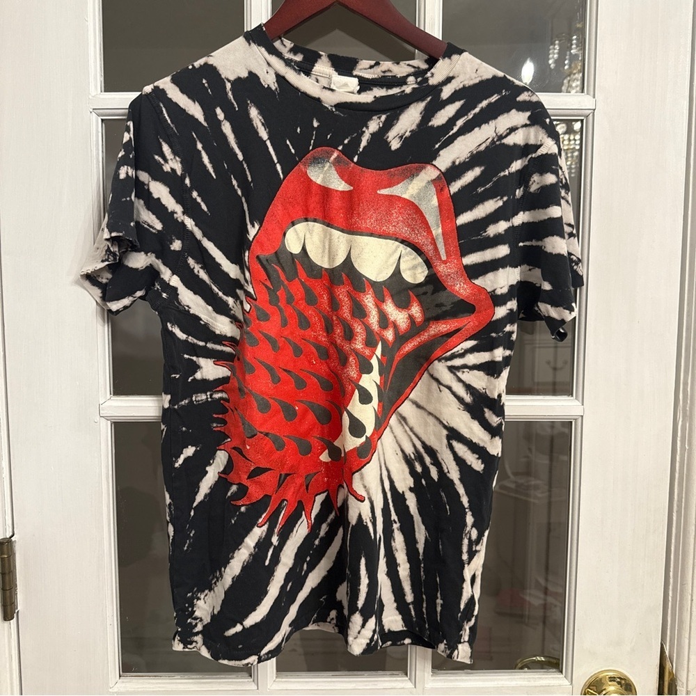 MADEWORN ROLLING STONES Women’s Black & White Tie Dye Short Sleeve Band Tee